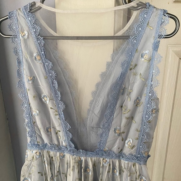 Beautiful long and intricate and delicate dresss - Picture 4 of 4